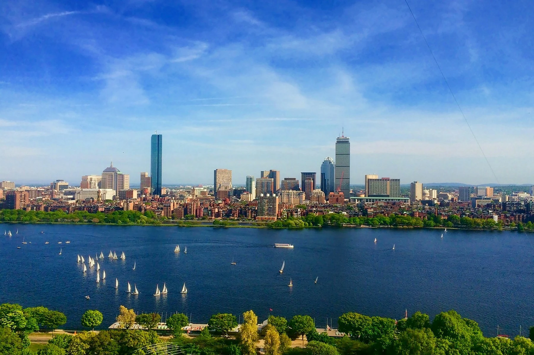 Boston vista do rio Charles, com barcos e o skyline da cidade